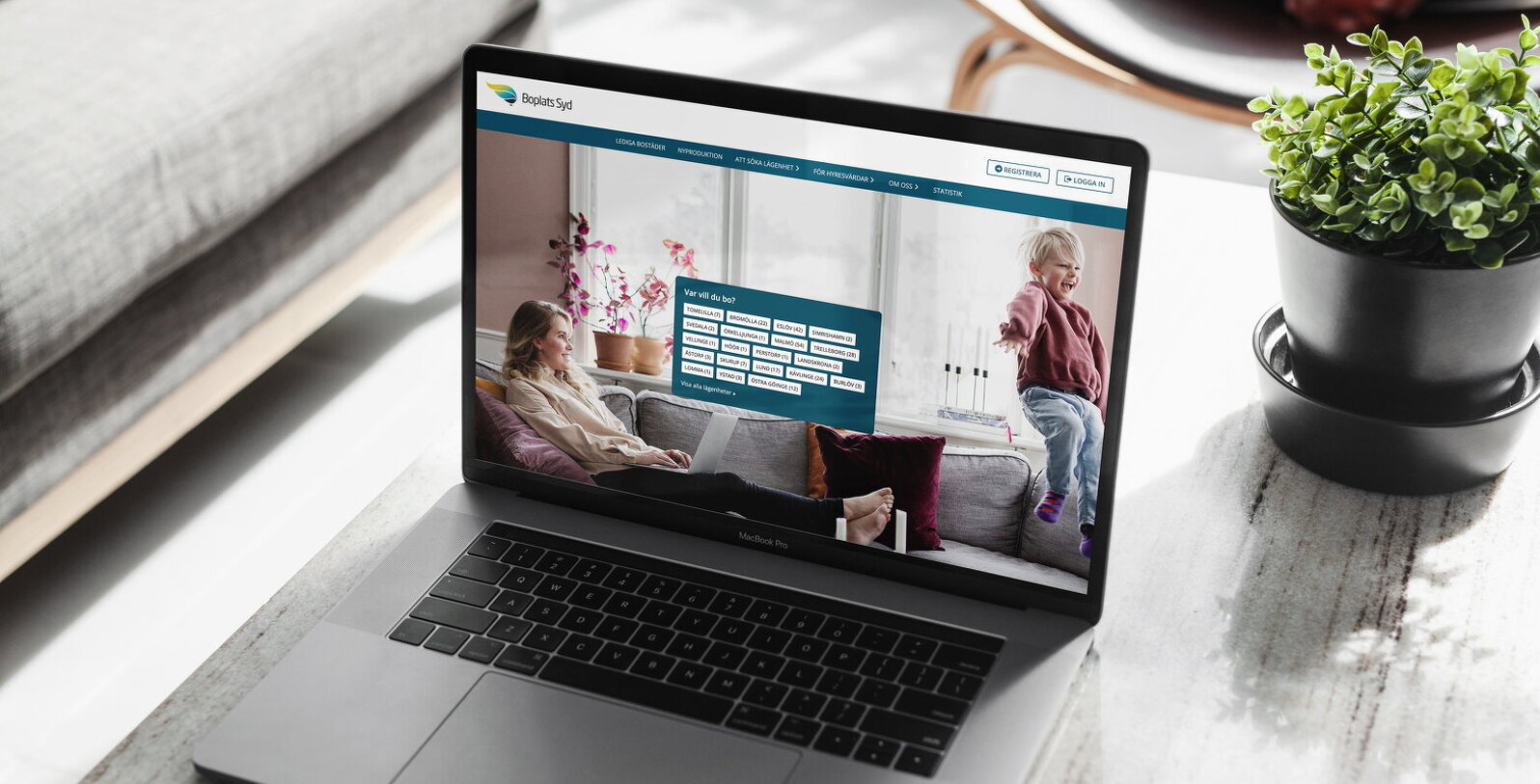 Bild på en dator sBild på en dator som visar Boplats Syds hemsida.om visar Boplats Syds hemsida.