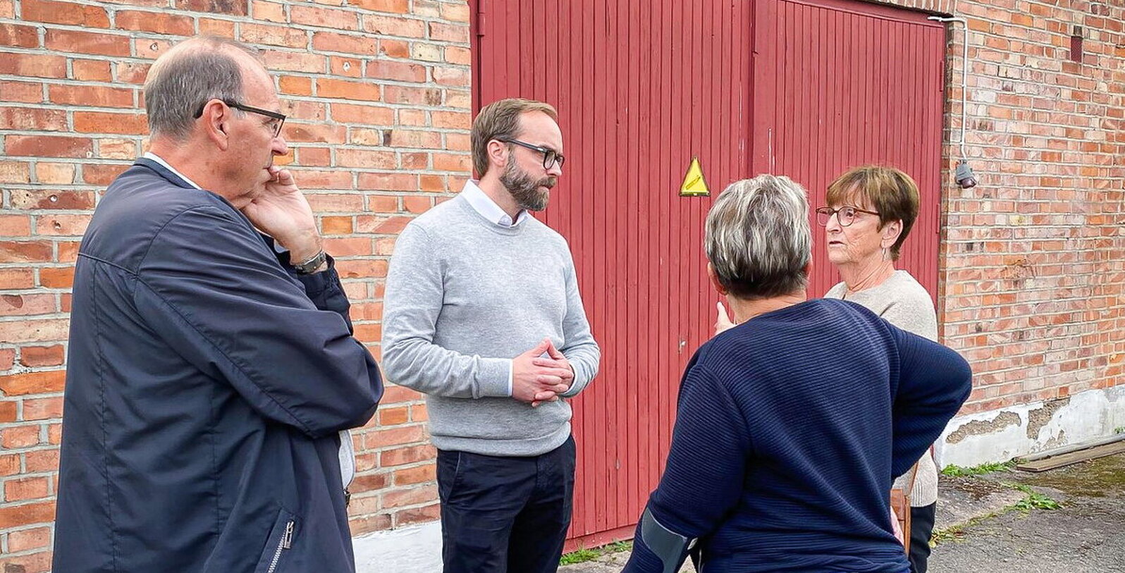 Bild på när Joakim Wallberg möter några av Bromöllahems boende.