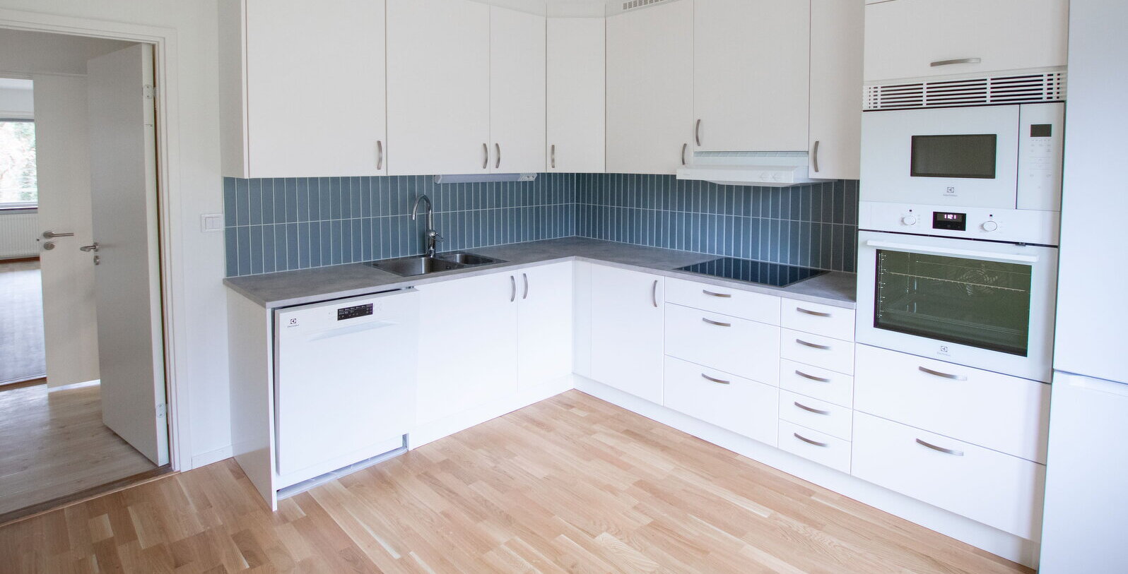 Bilden visar ett nyrenoverat kök i en av lägenheterna på Höjdvägen i Bromölla.