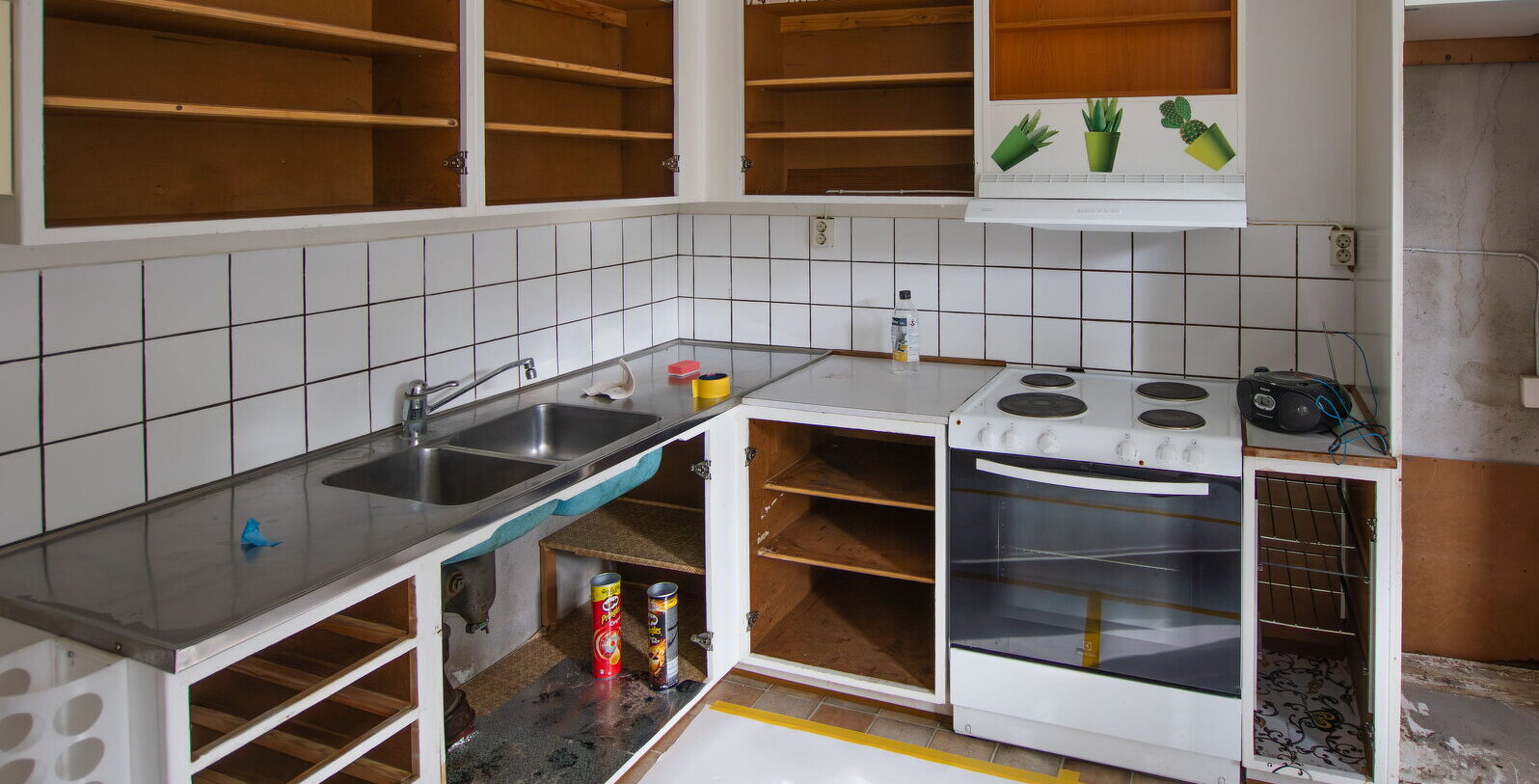 Bilden visar hur ett av köken på Höjdvägen såg ut före renoveringen.
