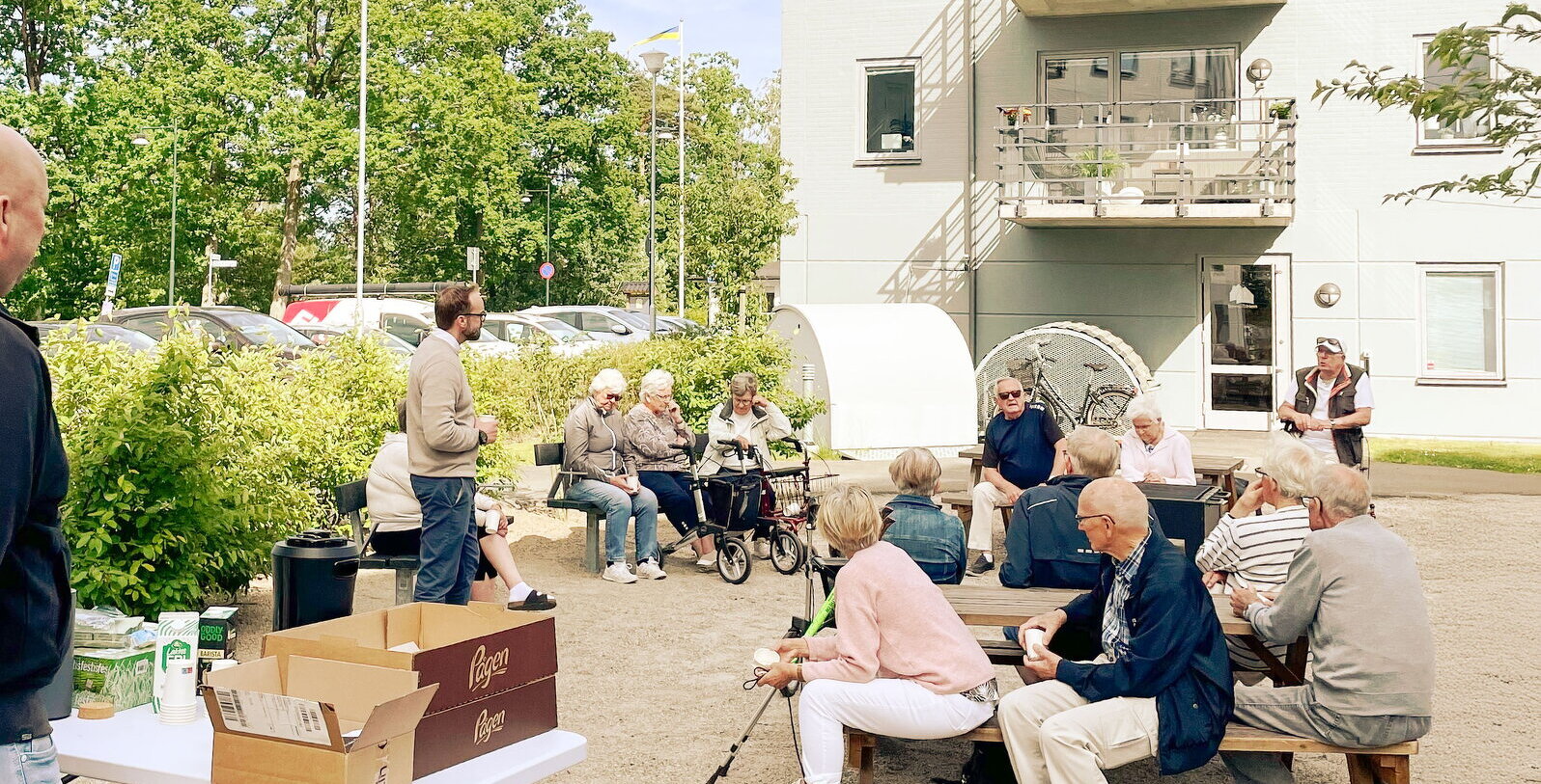 Bild på Joakim Wallberg, vd på Bromöllahem som träffar några av Bromöllahems hyresgäster.