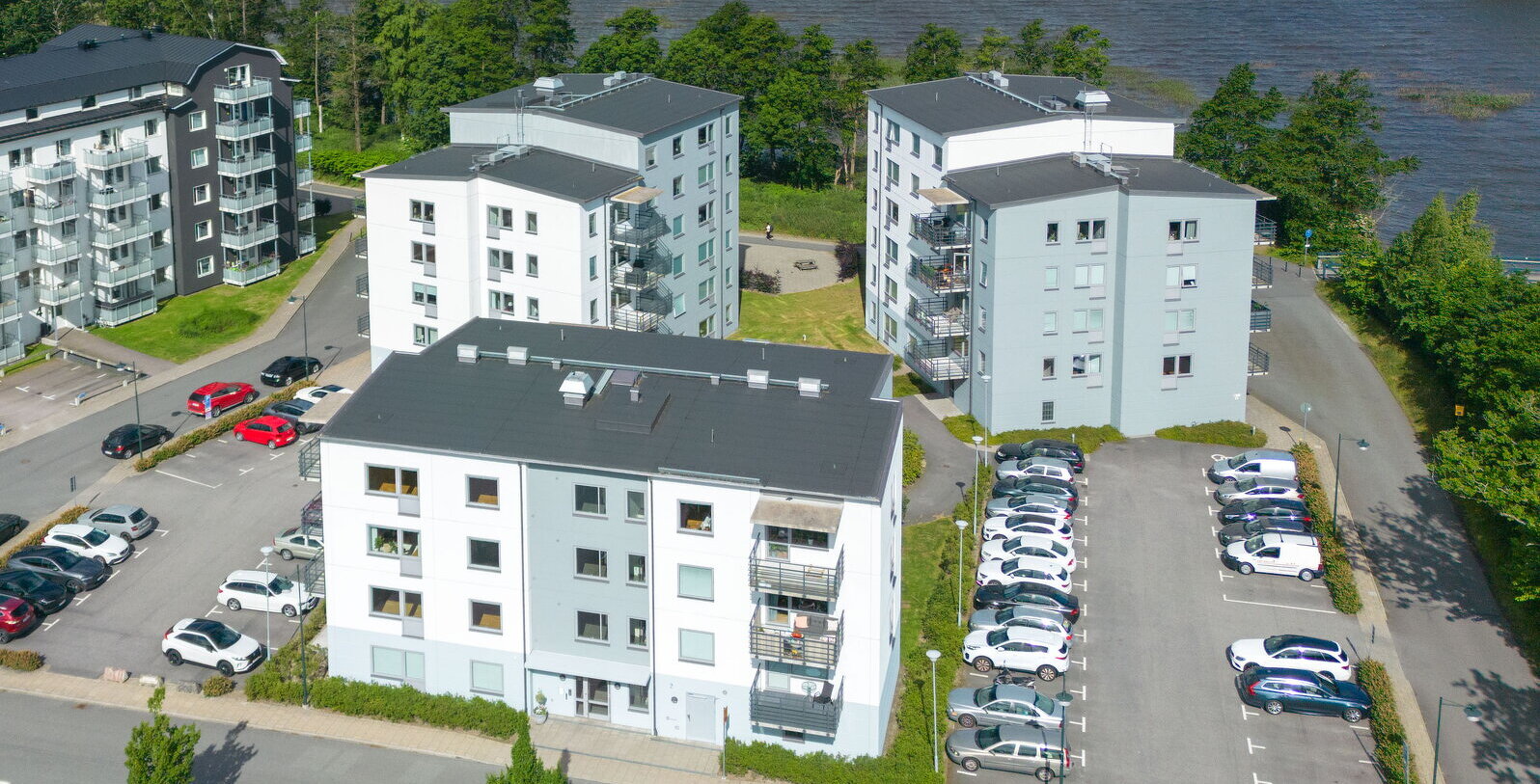 Bilden visar Bromöllahems fastigheter på Kornettvägen 2, Musikvägen 2 samt Pyntvägen 9.